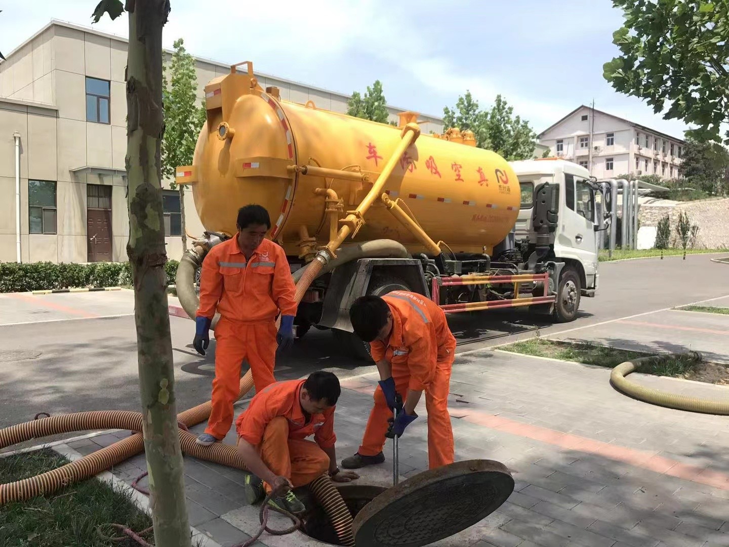 河津管道疏通车停在窨井附近