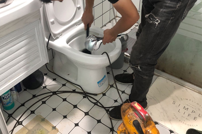 河津马桶堵塞自己疏通还是找师傅?专业上门服务让你省时更省心